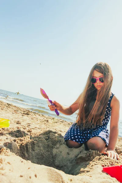 可爱美丽的小女孩玩沙子. — 图库照片