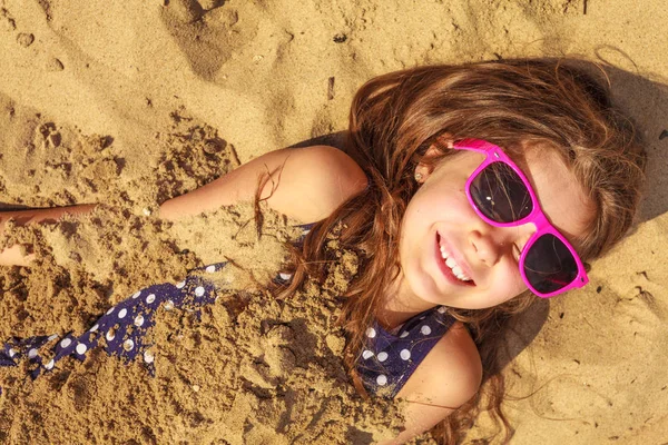 Bella splendida bambina che gioca con la sabbia . — Foto Stock