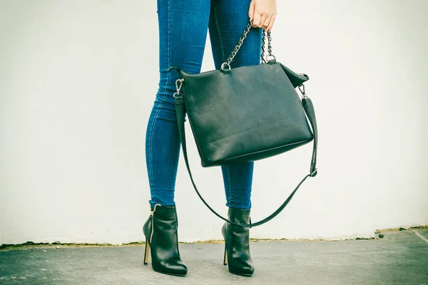 Женские ноги на каблуках туфли сумочка в руке — стоковое фото