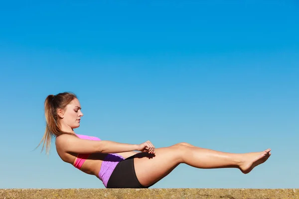 Mujer joven haciendo ejercicio afuera — Foto de Stock