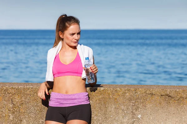 Mujer beber agua después deporte gimnasio al aire libre —  Fotos de Stock