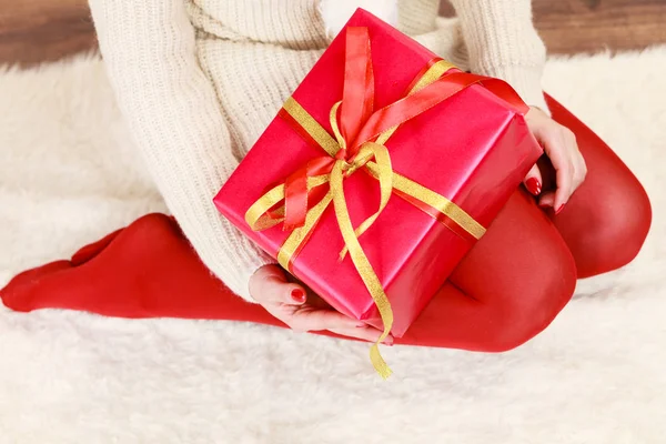 Manos femeninas con caja de regalo roja —  Fotos de Stock