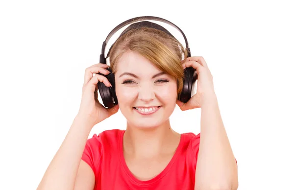 Женщина в больших наушниках, слушающая изолированную музыку — стоковое фото