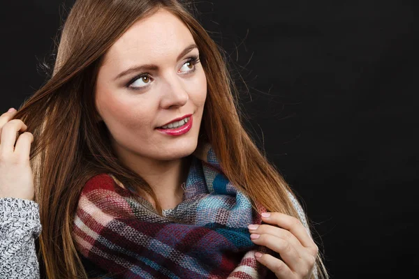 Fille souriante portant une écharpe en bois chaud — Photo