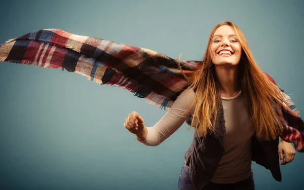 Bella donna con sciarpa . — Foto Stock