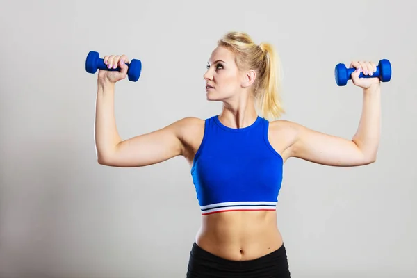 Fit vrouw tillen halters gewichten — Stockfoto