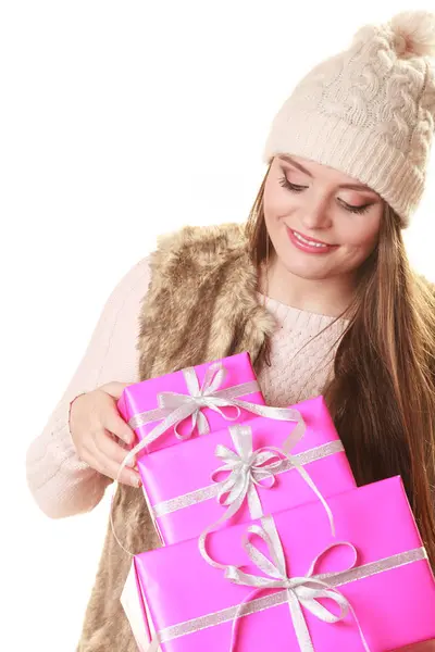 Pěkná módní žena s dárky od krabic. Vánoce. — Stock fotografie