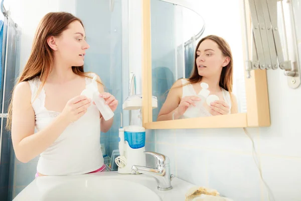 Kvinna att ta bort makeup med bomull svabb pad. — Stockfoto