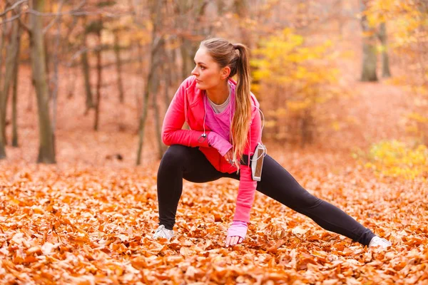 Fit girl doing stretching outdoor. — Stock Photo, Image