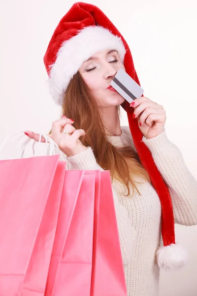 Glückliches Mädchen beim Weihnachtseinkauf. — Stockfoto