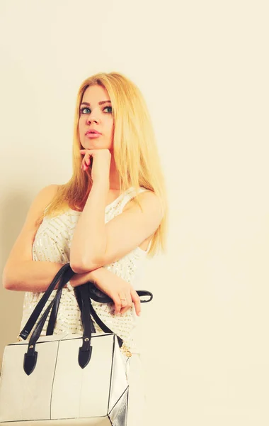 Menina elegante segurando bolsa bolsa . — Fotografia de Stock