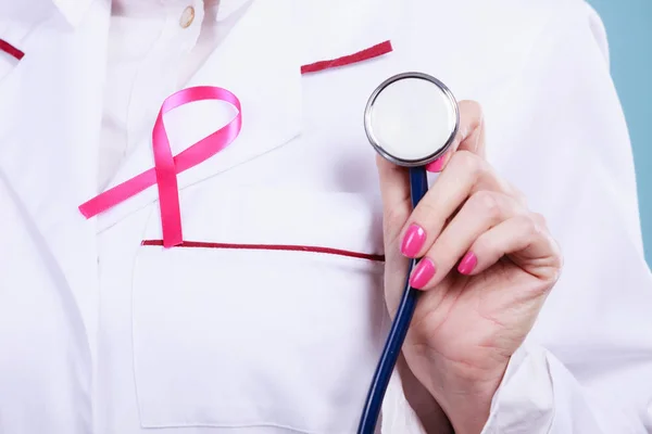 Růžová stuha s stetoskop na zdravotnické uniformy. — Stock fotografie
