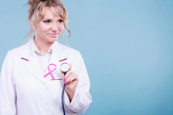 Läkare med rosa cancer band — Stockfoto