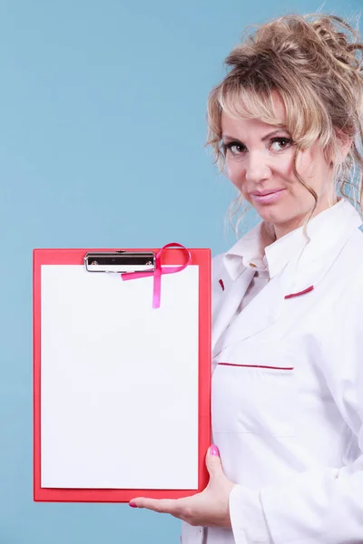 Medico donna con cartellina e nastro rosa — Foto Stock