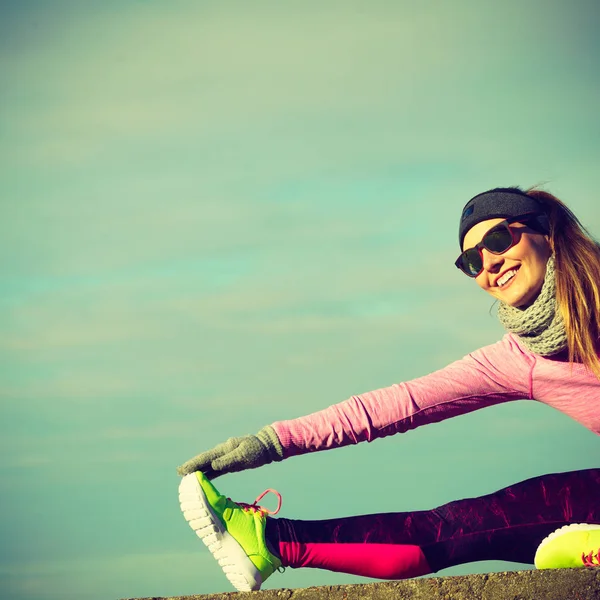 Mulher fitness esporte menina treinamento ao ar livre em tempo frio — Fotografia de Stock