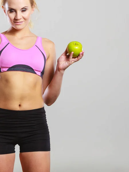 Fit mujer sosteniendo fruta de manzana, concepto de dieta —  Fotos de Stock