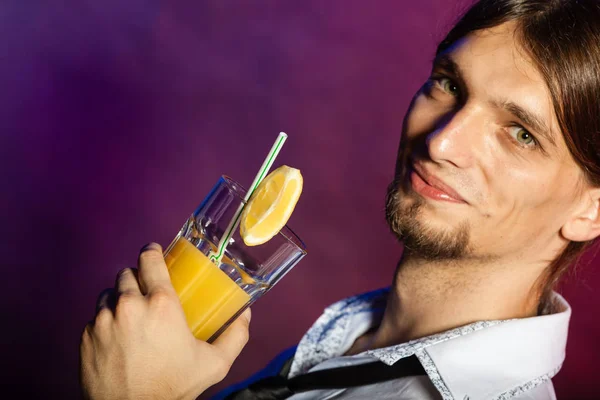 Barkeeper mit Orangengetränk. — Stockfoto