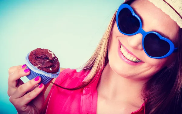 Sorridente donna estiva tiene la torta in mano — Foto Stock