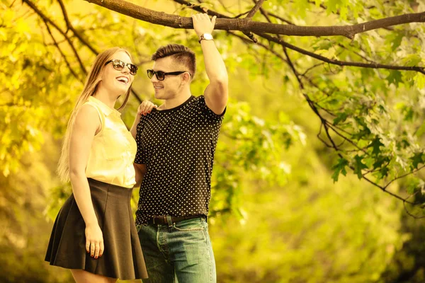 Pareja cariñosa en el parque . —  Fotos de Stock