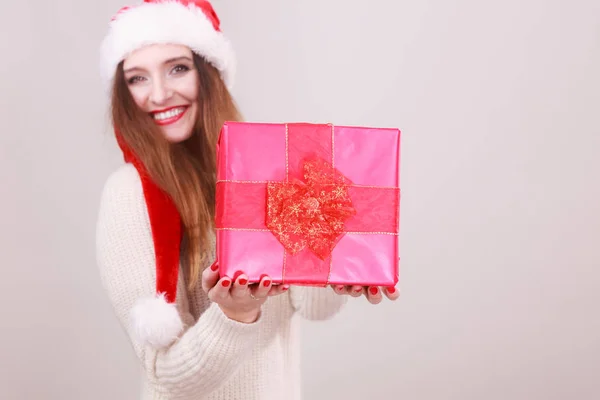 Ragazza felice in possesso di regalo . — Foto Stock