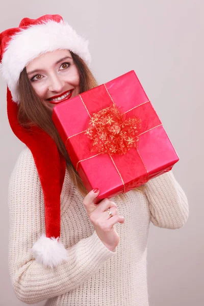 Frau im Geschenkkarton. Weihnachtszeit — Stockfoto