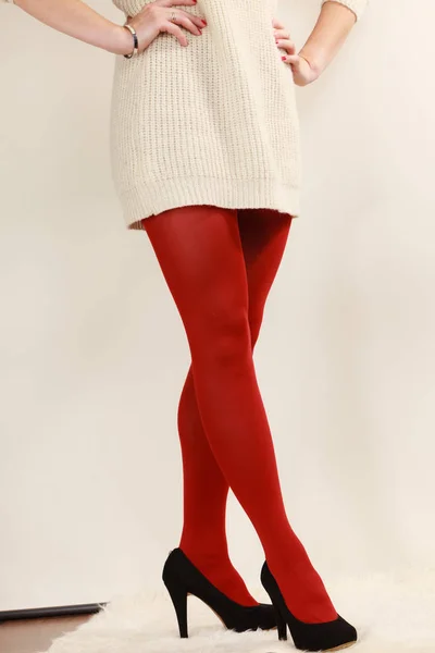 Pernas de mulher em vermelho vívida cor meia-calça sapatos de salto alto preto — Fotografia de Stock