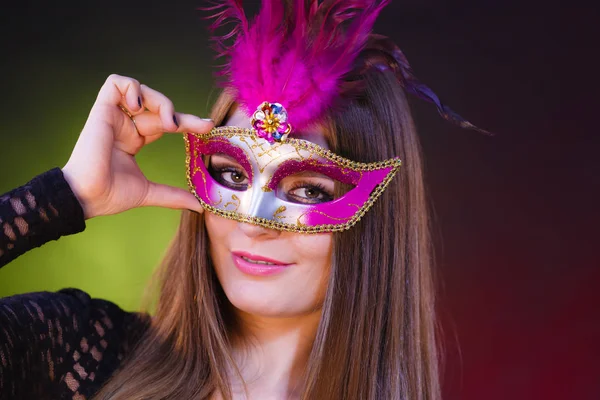 Sensuele vrouw met carnaval masker. — Stockfoto