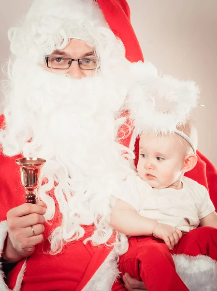 Święty Mikołaj z małym dzieckiem. — Zdjęcie stockowe