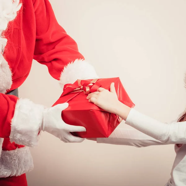 Regalo de Santa Claus givig para niña . —  Fotos de Stock