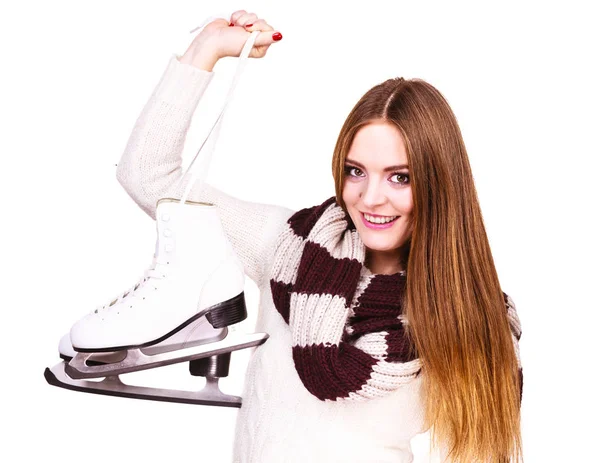 Lachende vrouw met schaatsen — Stockfoto