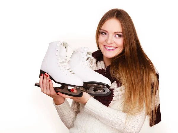 Mulher com patins de gelo se preparando para patinação no gelo — Fotografia de Stock