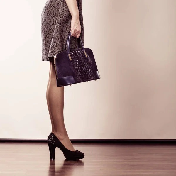 Kvinna ben i högklackat skor handväska i hand — Stockfoto