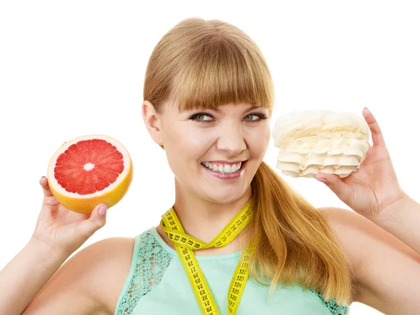 Mujer elegir fruta o pastel hacer elección dietética —  Fotos de Stock