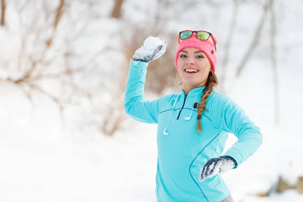 Fille jouer à des jeux dans la neige — Photo