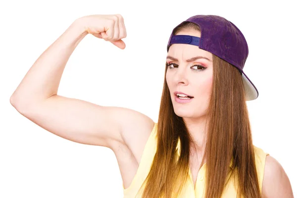 Ležérní styl žena Předvádění svalů biceps — Stock fotografie