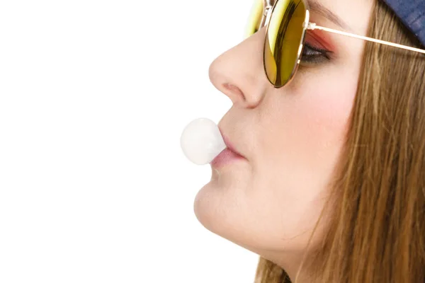 Mujer haciendo burbuja con goma de mascar — Foto de Stock