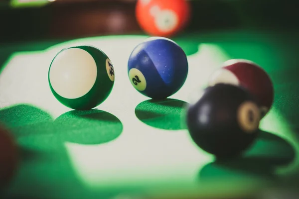 Snookerball auf Billardtisch — Stockfoto