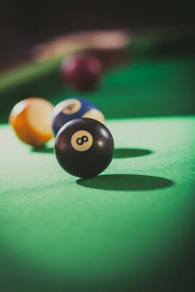 Snookerball auf Billardtisch — Stockfoto