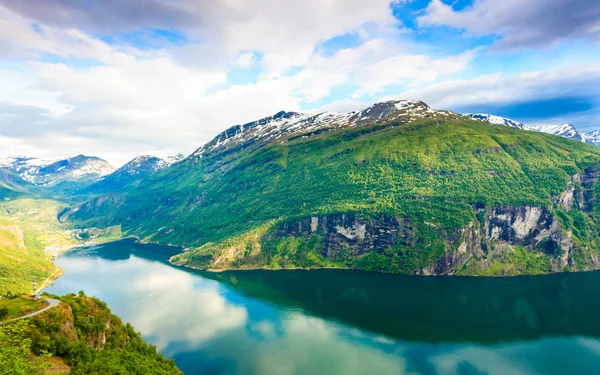 Vista sobre Geirangerfjord do ponto de vista Flydasjuvet Noruega — Fotografia de Stock