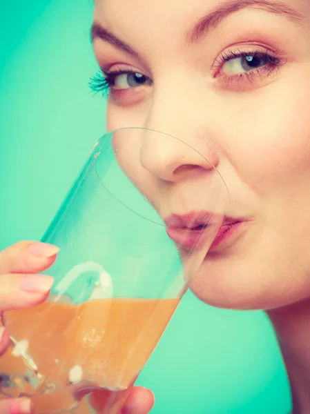 Γυναίκα πίνοντας πορτοκαλί αρωματικό ποτό ή χυμό — Φωτογραφία Αρχείου
