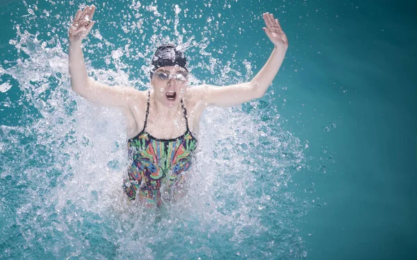 Woman athlete swimming crawl stroke in pool. — Stock Photo, Image