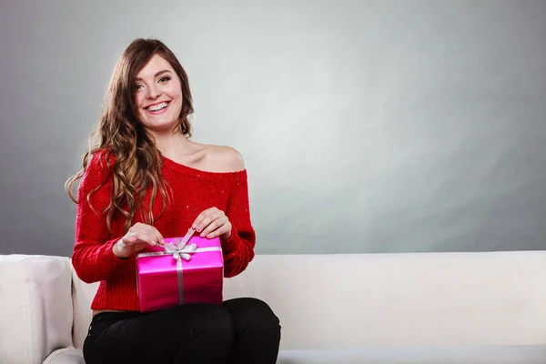 Mädchen öffnen Geschenk rosa Geschenkbox — Stockfoto