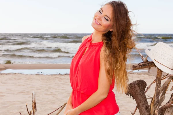 Jovem encantadora na praia . — Fotografia de Stock