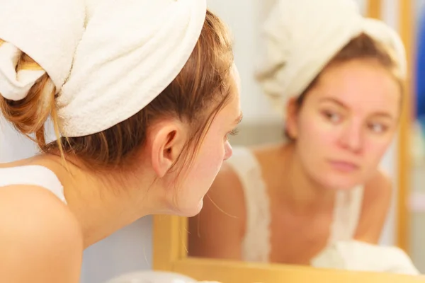 Frau wäscht Gesicht im Badezimmer. Hygiene — Stockfoto