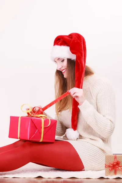 Vrouw inwikkeling geschenkdoos. Kersttijd — Stockfoto