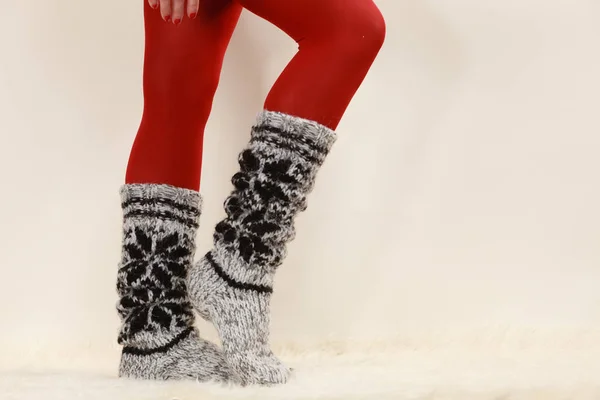 ウールの靴下と赤いタイツを身に着けている女性の足 — ストック写真