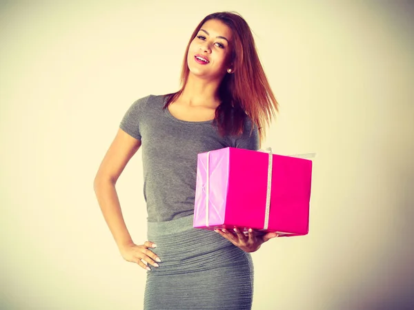 Mooie mulat vrouw met roze cadeau. — Stockfoto