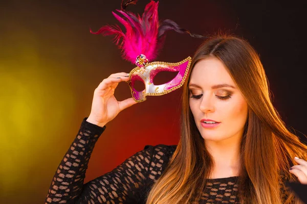 Sensual senhora segurando máscara de carnaval . — Fotografia de Stock