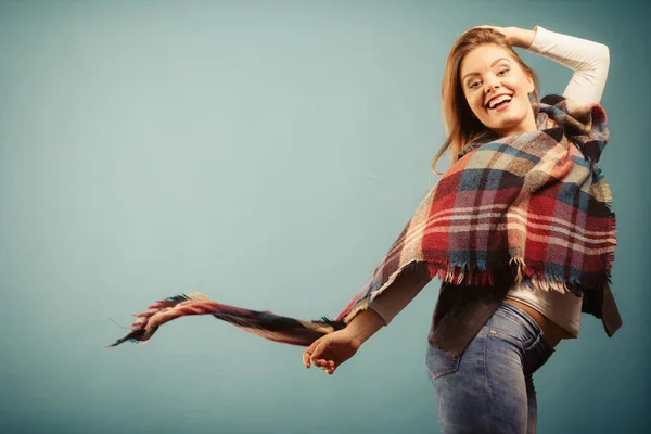 Chica alegre en ropa de temporada de otoño — Foto de Stock