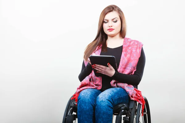 Estudiante discapacitado con tablet ebook . — Foto de Stock